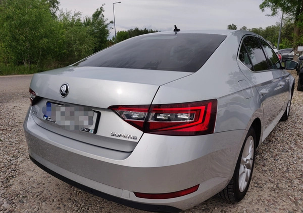 Skoda Superb cena 62900 przebieg: 250000, rok produkcji 2018 z Ostrołęka małe 704